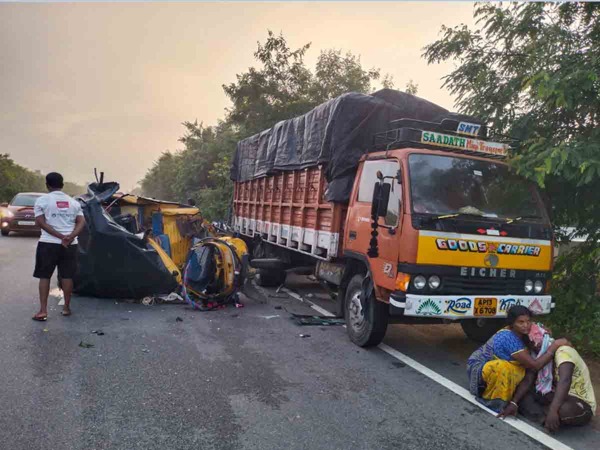 ఆగి ఉన్న ఢీసీఎంను ఢీకొట్టిన ఆటో.. వ్యక్తికి తీవ్రగాయాలు