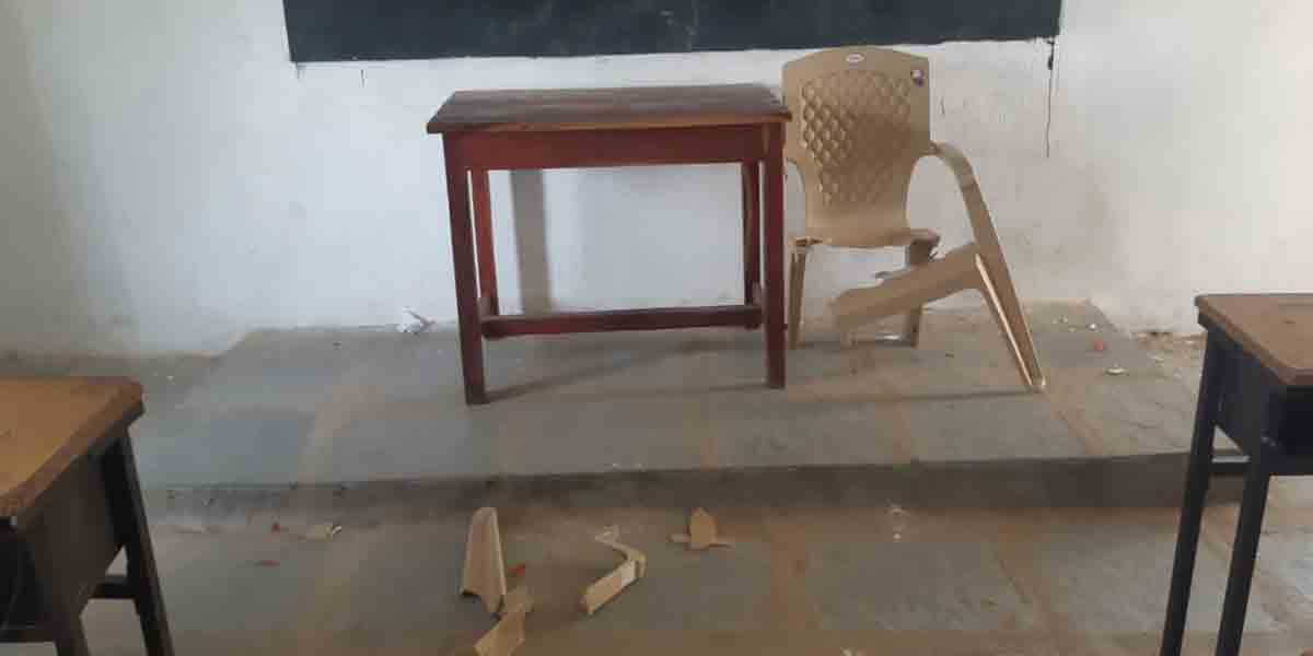 పాఠశాల ఫర్నిచర్‌ను ధ్వంసం చేసిన గుర్తు తెలియని వ్యక్తులు