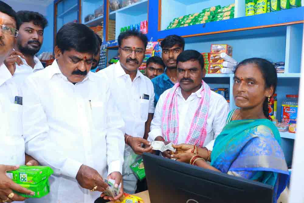 దశ మార్చిన దళితబంధు.. కూలీ నుంచి ఓనర్‌గా..