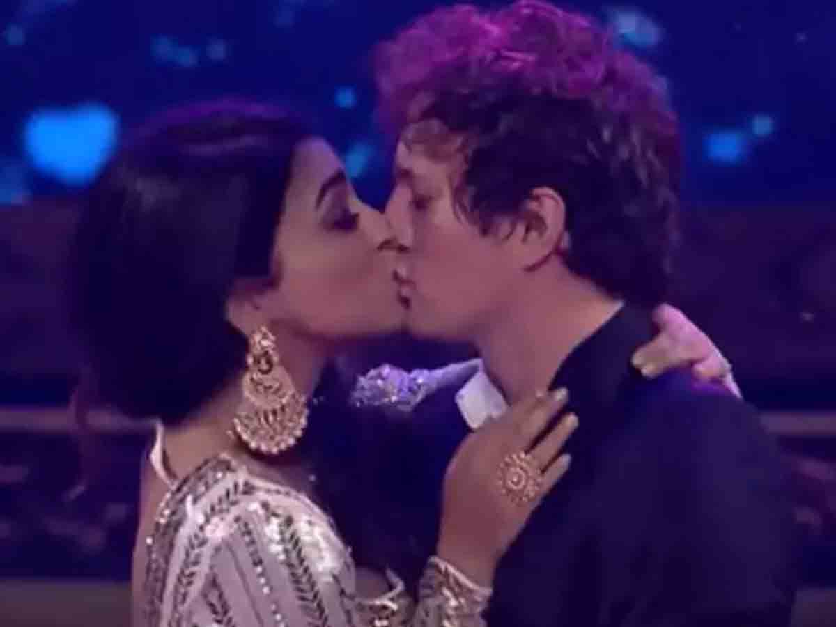 Shriya: అవార్డ్ ఫంక్ష‌న్‌లోను రెచ్చిపోయిన శ్రియ జంట‌