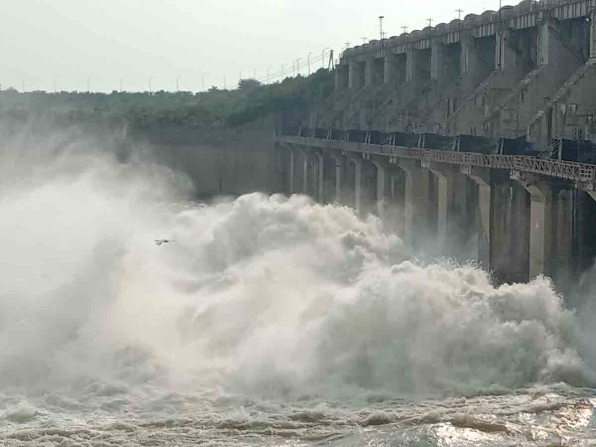 సింగూరుకు కొనసాగుతున్న వరద