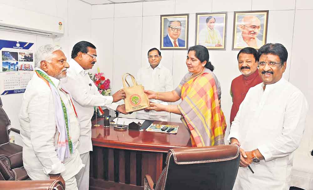 విజయ, గిరి ఉత్పత్తుల పంపిణీ