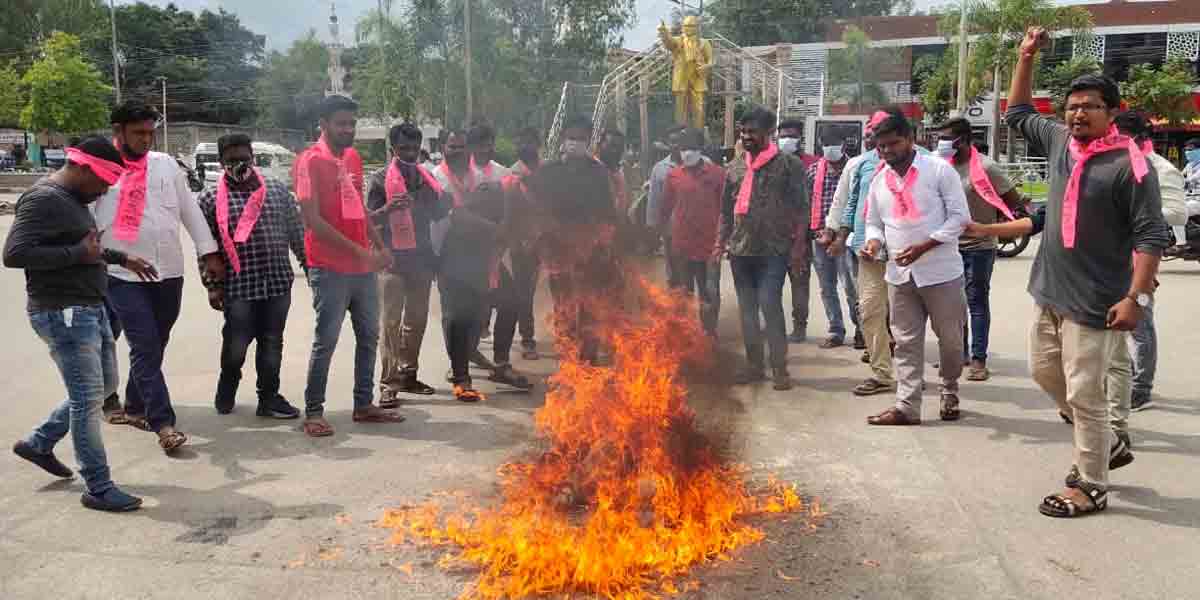 సిరిసిల్ల పట్టణంలో రేవంత్ రెడ్డి దిష్టిబొమ్మ దహనం