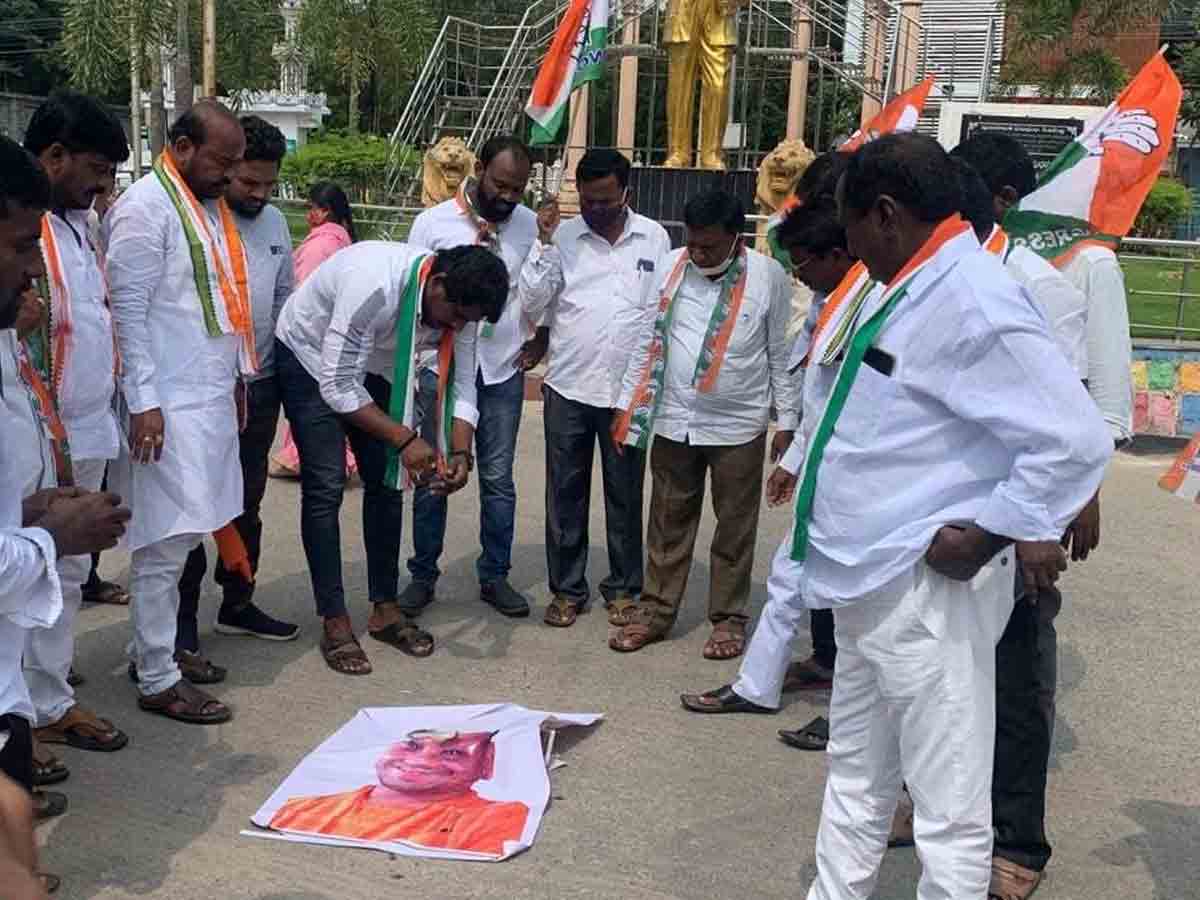 యూపీ సీఎం యోగి ఆదిత్యనాథ్‌ దిష్టి బొమ్మ దహనం