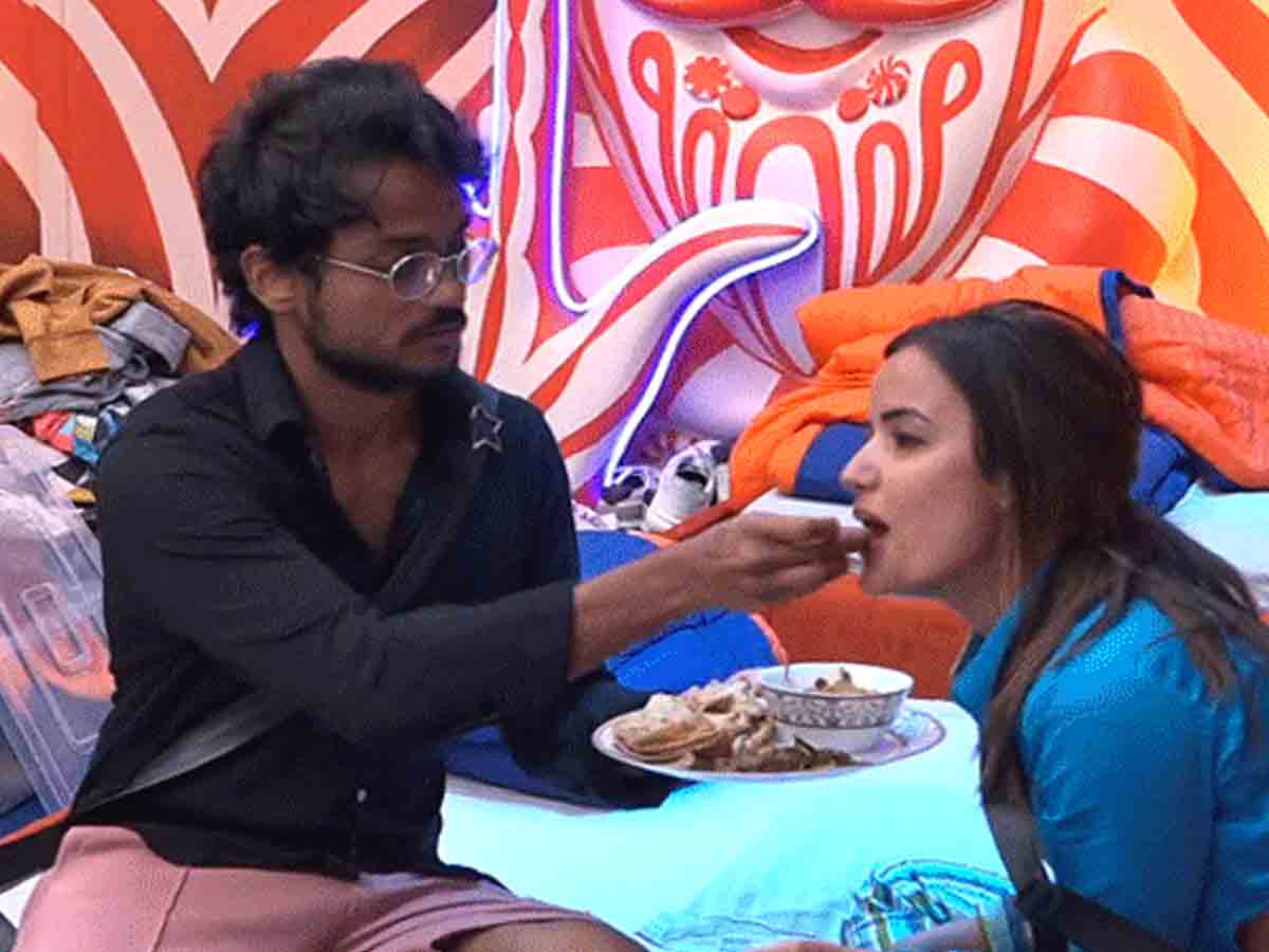 Siri: త‌ల్లి ఏమైన ప‌ద్ద‌తిగా ఉందా, కూతురు ఉండ‌డానికి అని అన్నారు: సిరి