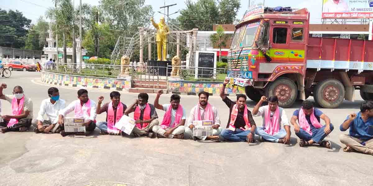 వెలుగు పత్రికను నిషేధించాలని టీఆర్‌ఎస్ యూత్‌ నేతల నిరసన