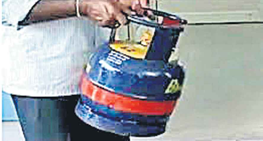 రేషన్‌ షాపుల్లో చిన్న సిలిండర్లు