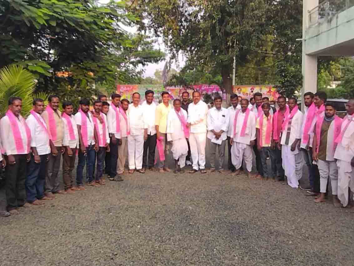 టీఆర్‌ఎస్‌లో చేరిన కాంగ్రెస్‌ నాయకులు