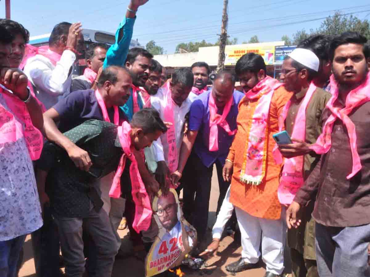 జహీరాబాద్‌లో ఎంపీ అరవింద్ దిష్టి బొమ్మ దహనం