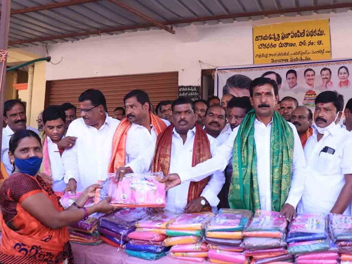చీరెల పంపిణీ ఆడబిడ్డలకు ఇచ్చే గౌరవం : ఎమ్మెల్యే మహిపాల్‌రెడ్డి