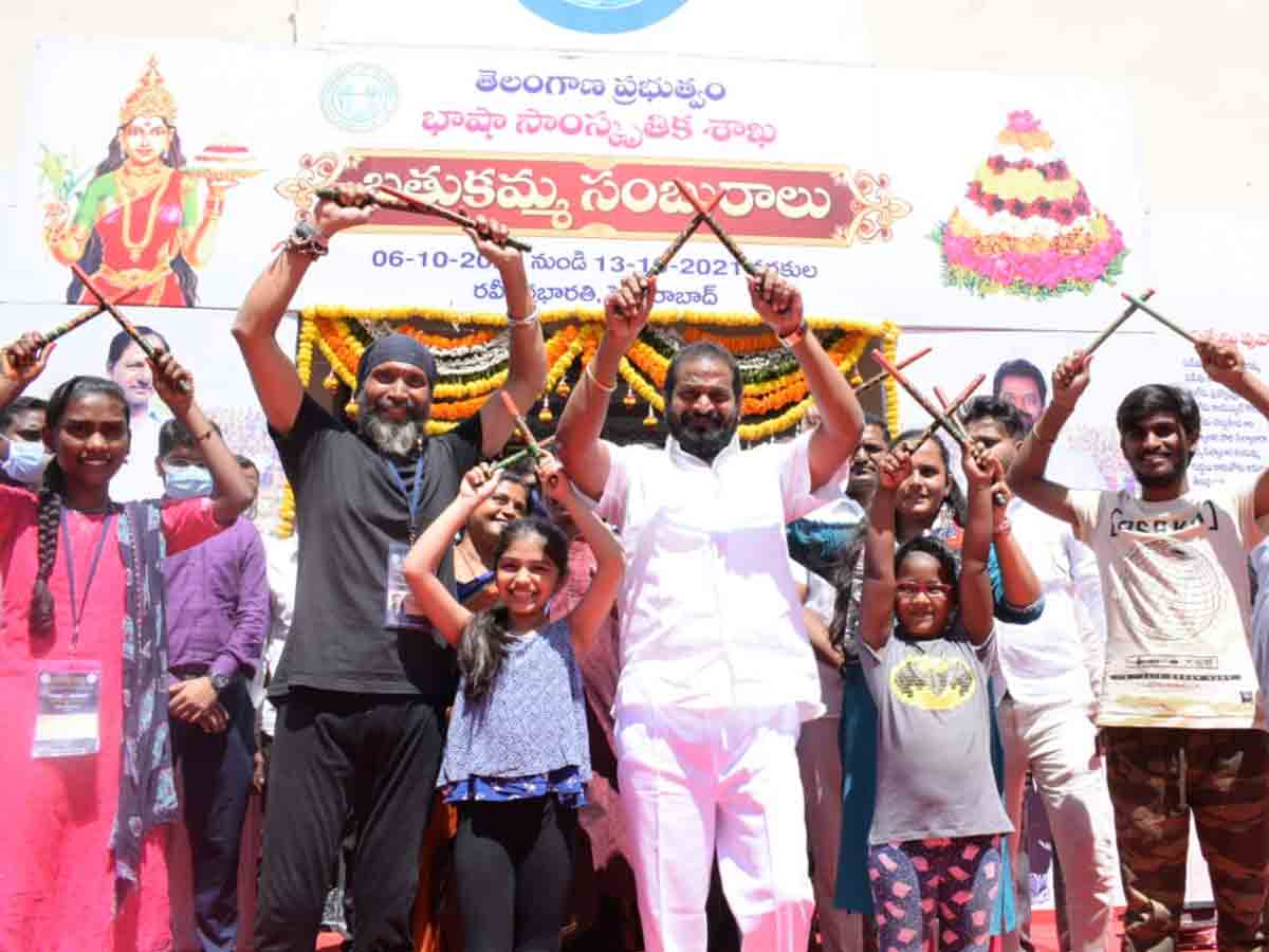 బతుకమ్మ సంబురాలను ప్రారంభించిన మంత్రి శ్రీనివాస్‌గౌడ్‌