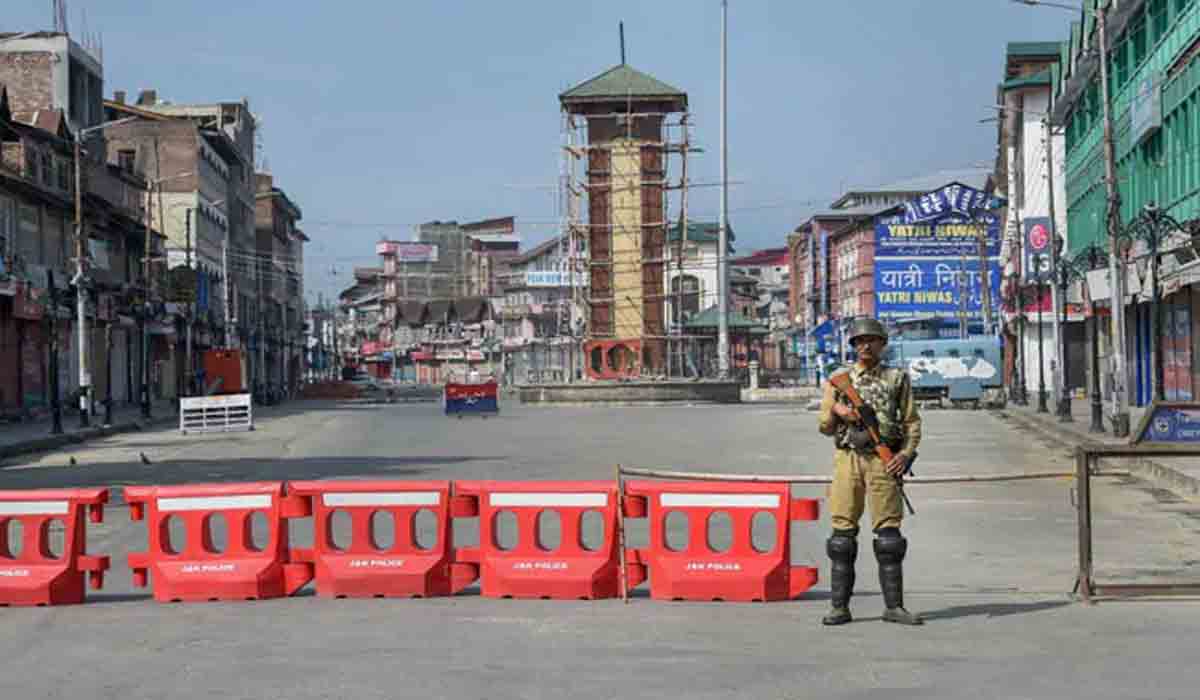 క‌శ్మీర్‌లో ఇద్ద‌రు ప్ర‌భుత్వ టీచ‌ర్ల‌ను చంపిన ఉగ్ర‌వాదులు