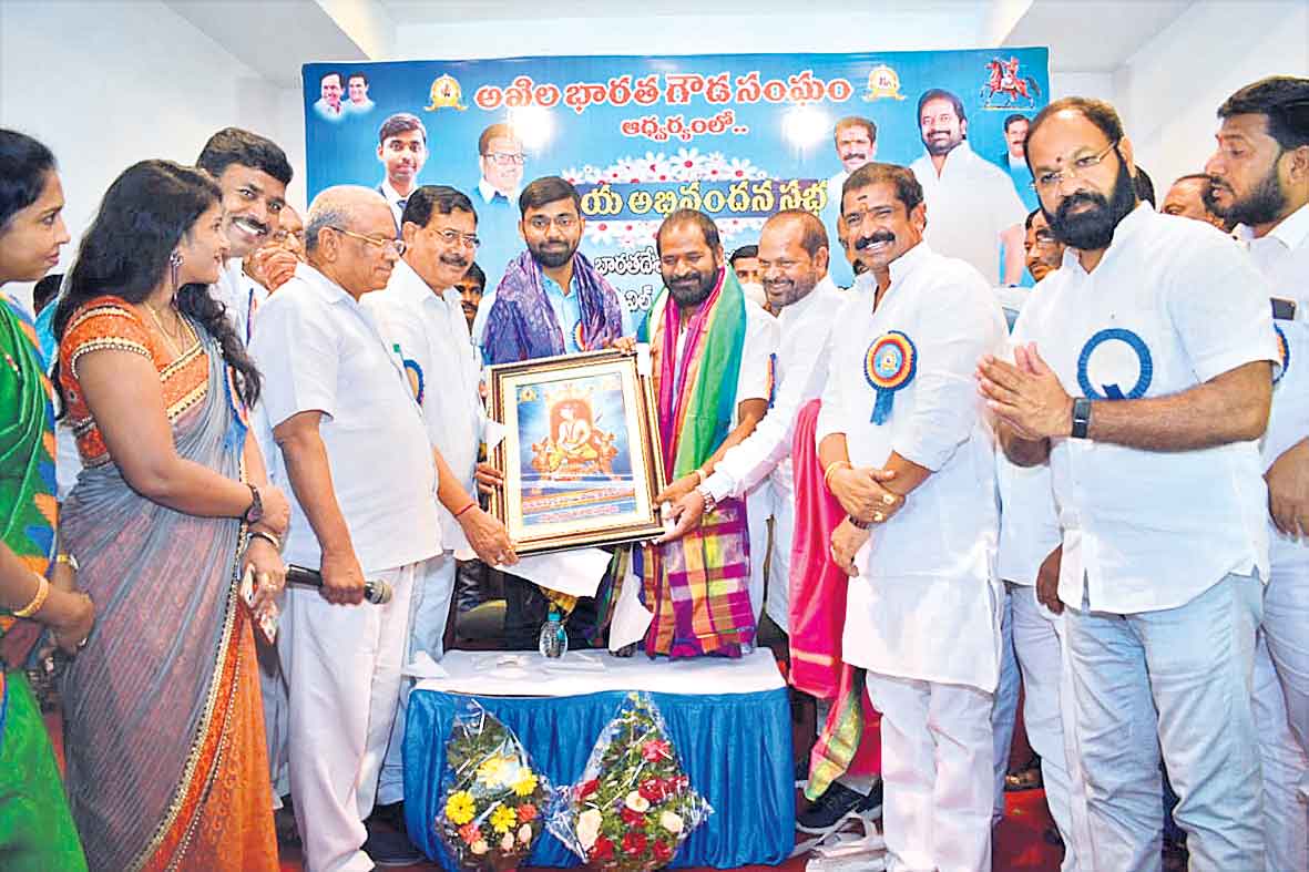 సివిల్‌ ర్యాంకర్‌కు సన్మానం