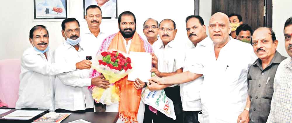 పెన్షనర్ల సమస్యలు పరిష్కరించండి