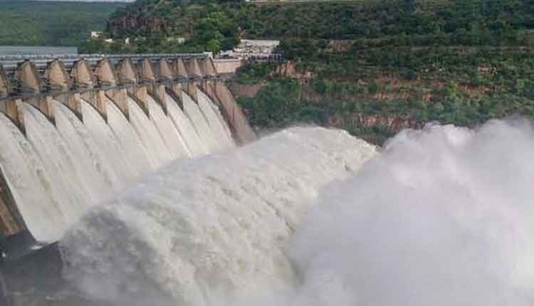 శ్రీశైలానికి 1.37 లక్షల క్యూసెక్కుల వరద