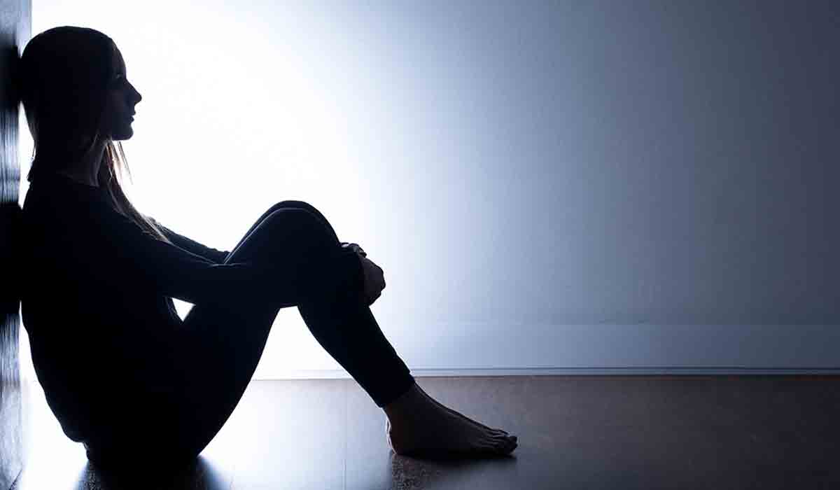 హిమాయత్‌నగర్‌లో యువతి ఆత్మహత్యాయత్నం.. కాపాడిన పోలీసులు