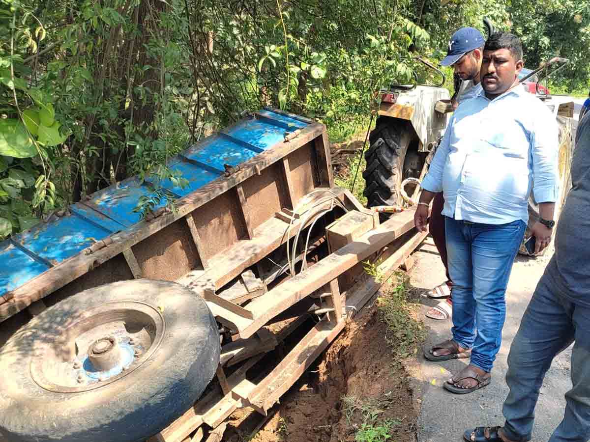 Crime news : ట్రాక్టర్ బోల్తా..ఇద్దరికి తీవ్ర గాయాలు