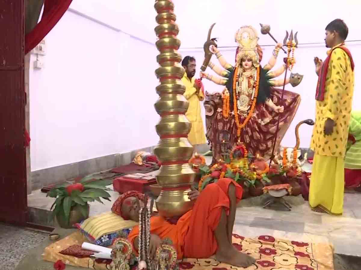 ఛాతిపై 21 నీటి కలశాలతో.. దుర్గాదేవికి పూజారి ఆరాధన