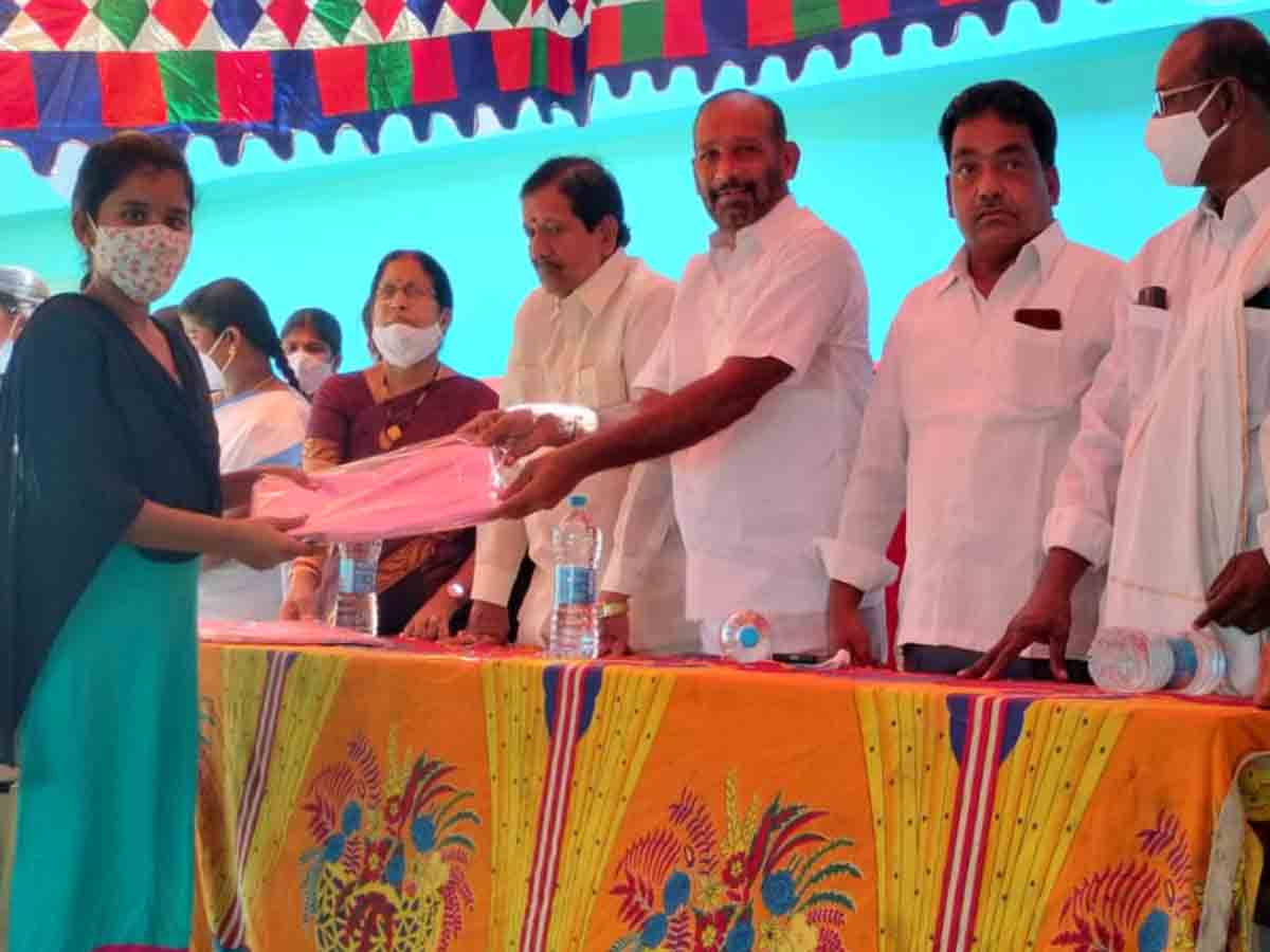 Bathukamma sarees | మహిళలు ఆత్మగౌరవంతో బతకాలన్నదే కేసీఆర్ లక్ష్యం..