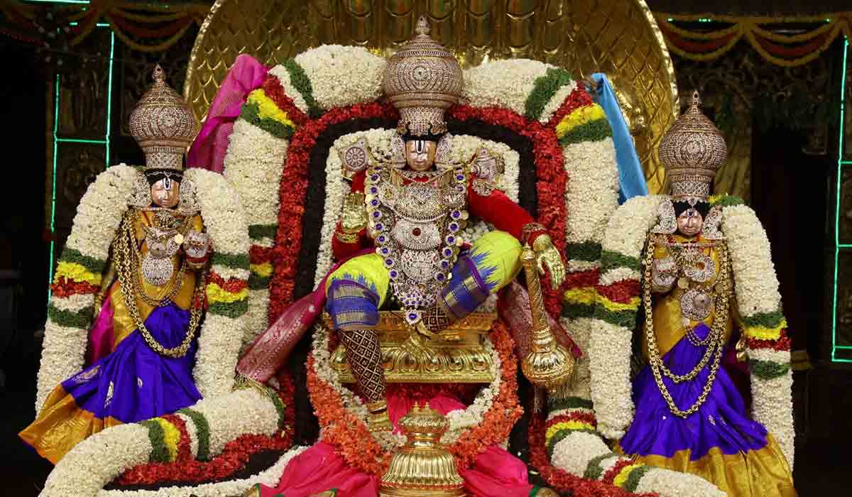 వైభవంగా శ్రీవారి బ్రహ్మోత్సవాలు.. చిన్న శేష వాహనంపై శ్రీనివాసుడు