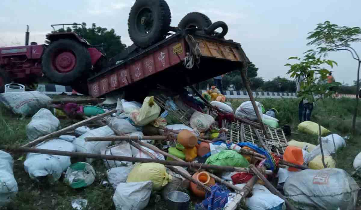 కొత్తకోటలో బోల్తాపడిన ట్రాక్టర్‌.. కూలీ మృతి