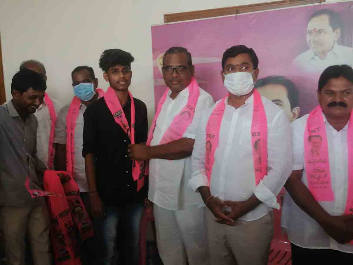 కాంగ్రెస్‌ నుంచి టీఆర్‌ఎస్‌లోకి చేరికలు