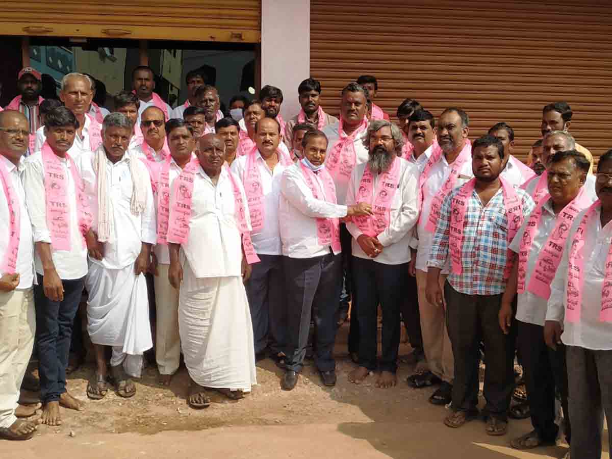 టీఆర్‌ఎస్‌లో చేరిన కాంగ్రెస్‌ నేతలు