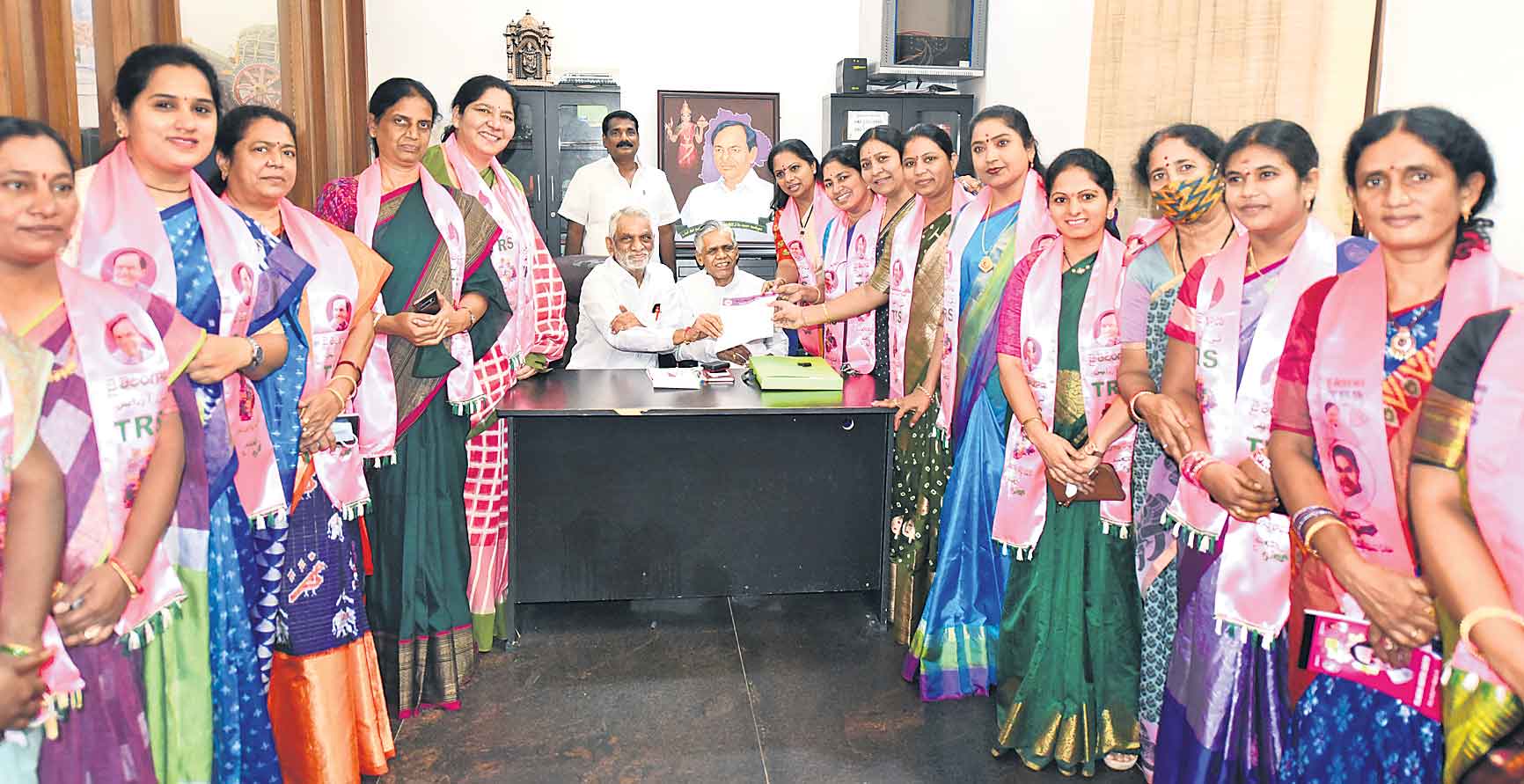 అధ్యక్షుడిగా కేసీఆరే ఉండాలి