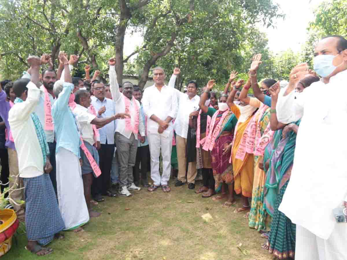 Huzurabad | టీఆర్ఎస్‌లో చేరిన ఈటల రాజేంద‌ర్ బంధువులు..