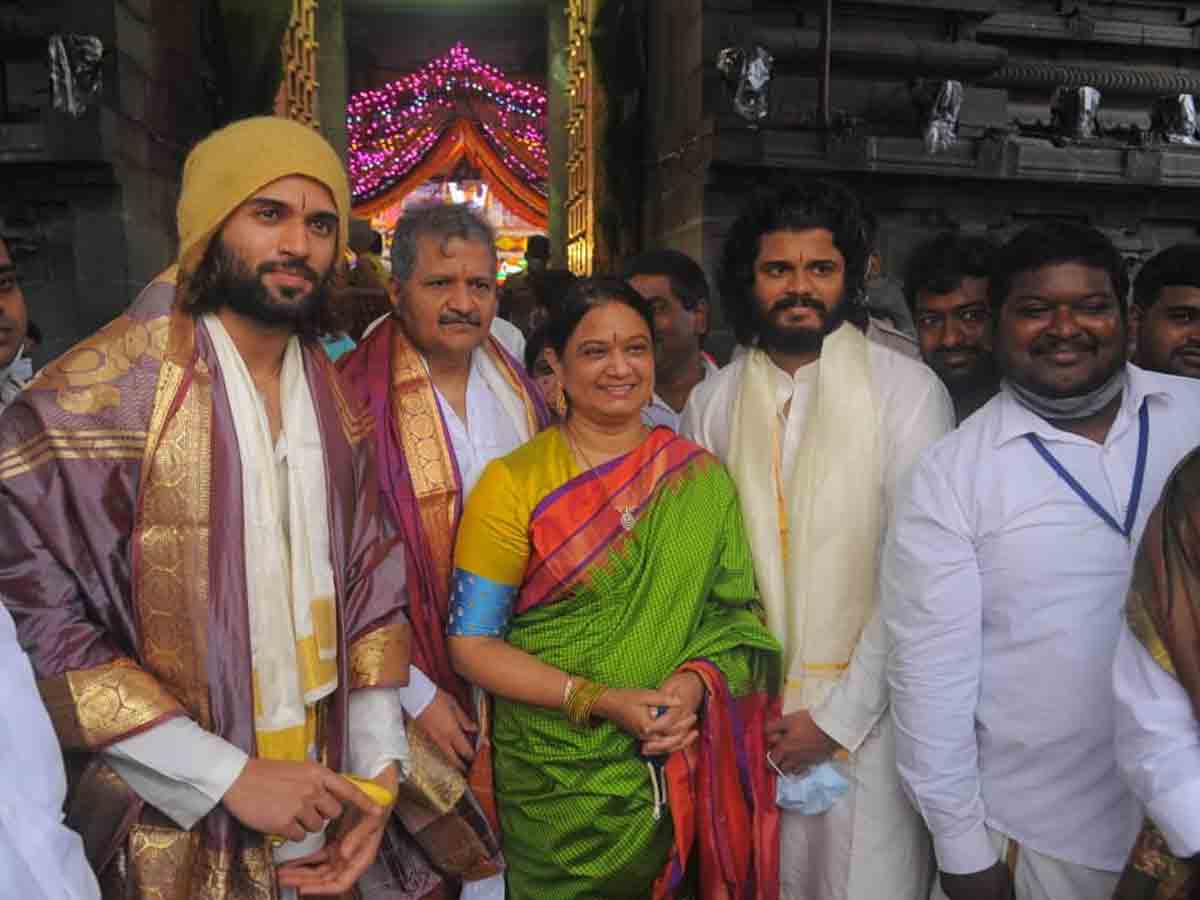 Vijay Devarakonda: తిరుమలలో ఫ్యామిలీతో ప్రత్యక్షం అయిన విజయ్ దేవరకొండ