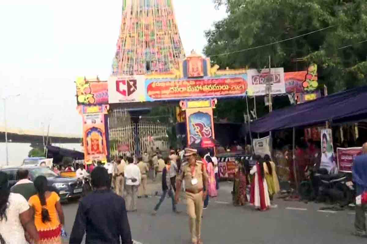 ఇంద్ర‌కీలాద్రిపై భ‌క్తుల తాకిడి.. రేపు, ఎల్లుండి వీఐపీ ద‌ర్శ‌నాలు ర‌ద్దు