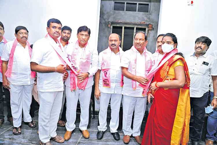 తనపై తానే దాడికి దందా!