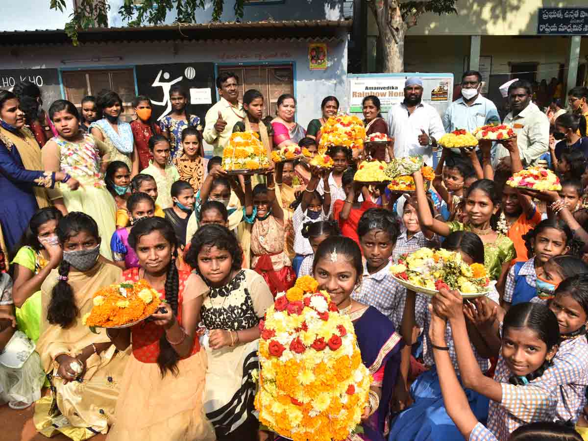 Bathukamma: విద్యార్థుల బతుకమ్మ సంబురం