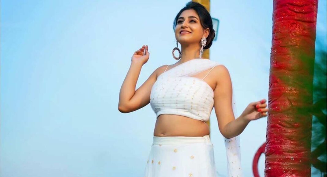 పాల‌రాతి అందాల‌తో మ‌తిపోగోడుతున్న‌ యాంక‌ర్ వ‌ర్షిణి