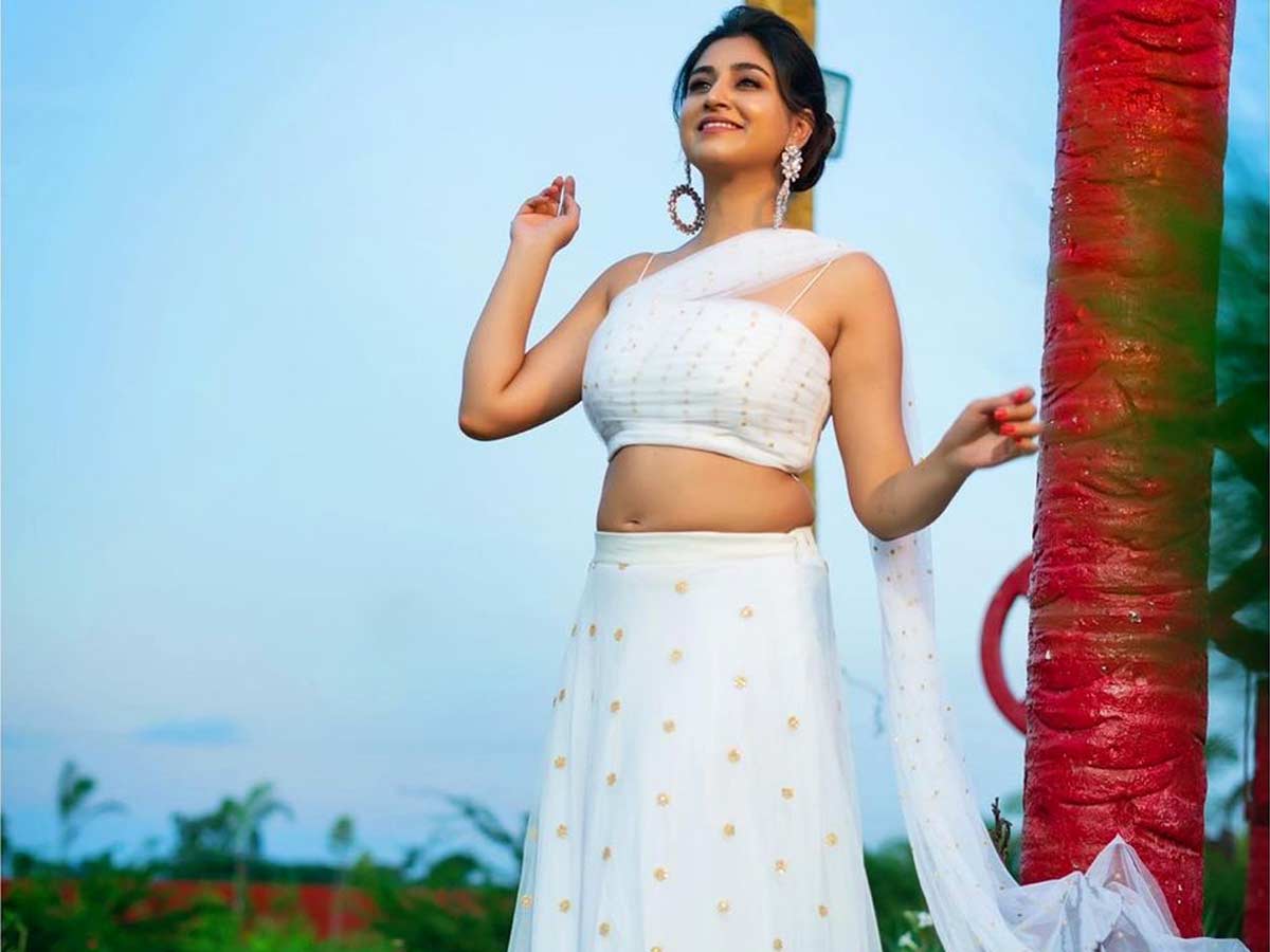 Anchor Varshini: పాల‌రాతి అందాల‌తో మ‌తిపోగోడుతున్న‌ యాంక‌ర్ వ‌ర్షిణి