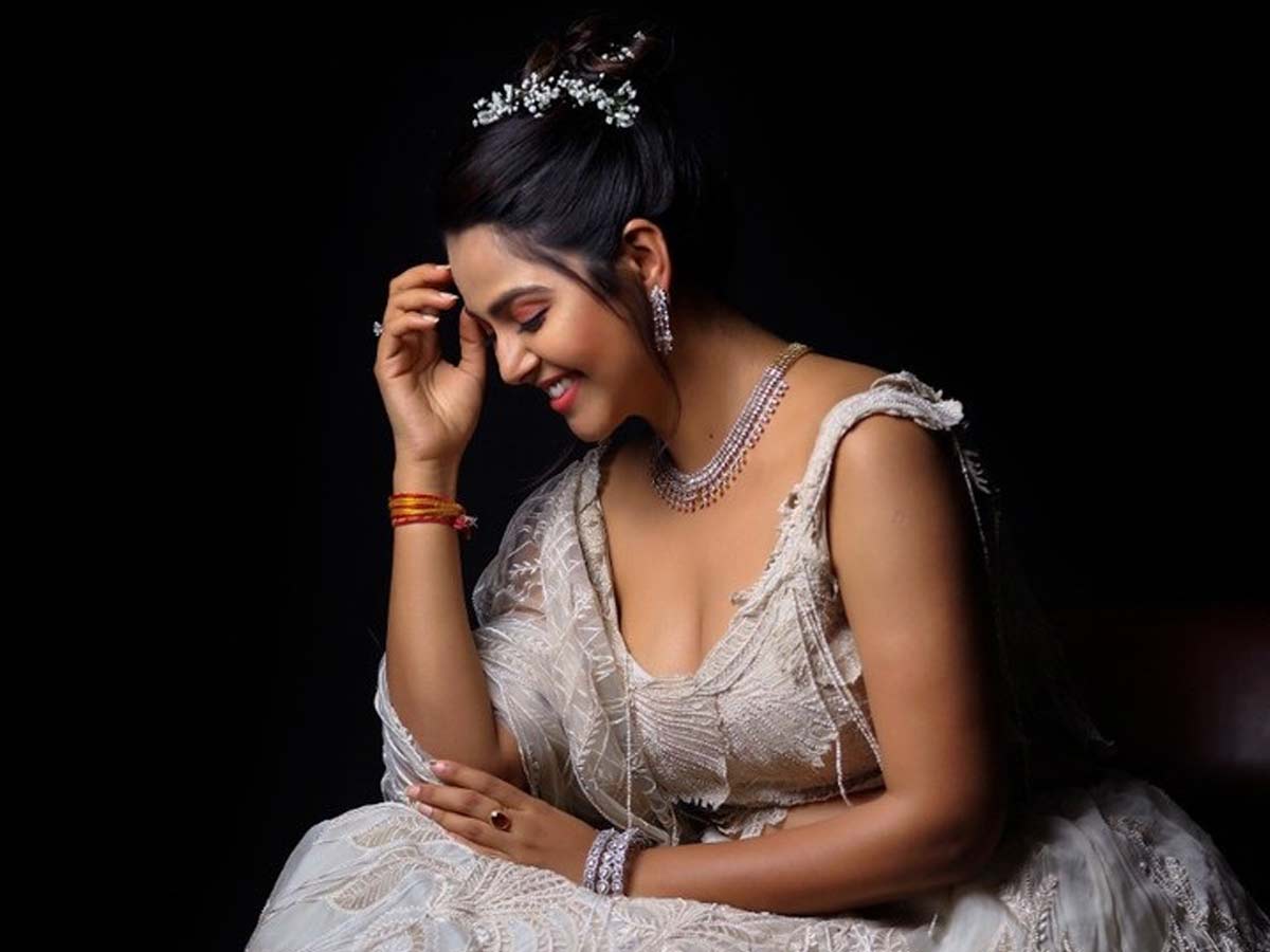 Monal Gajjar: అదిరే అందాలతో కవ్విస్తున్న బిగ్ బాస్ భామ మోనాల్..