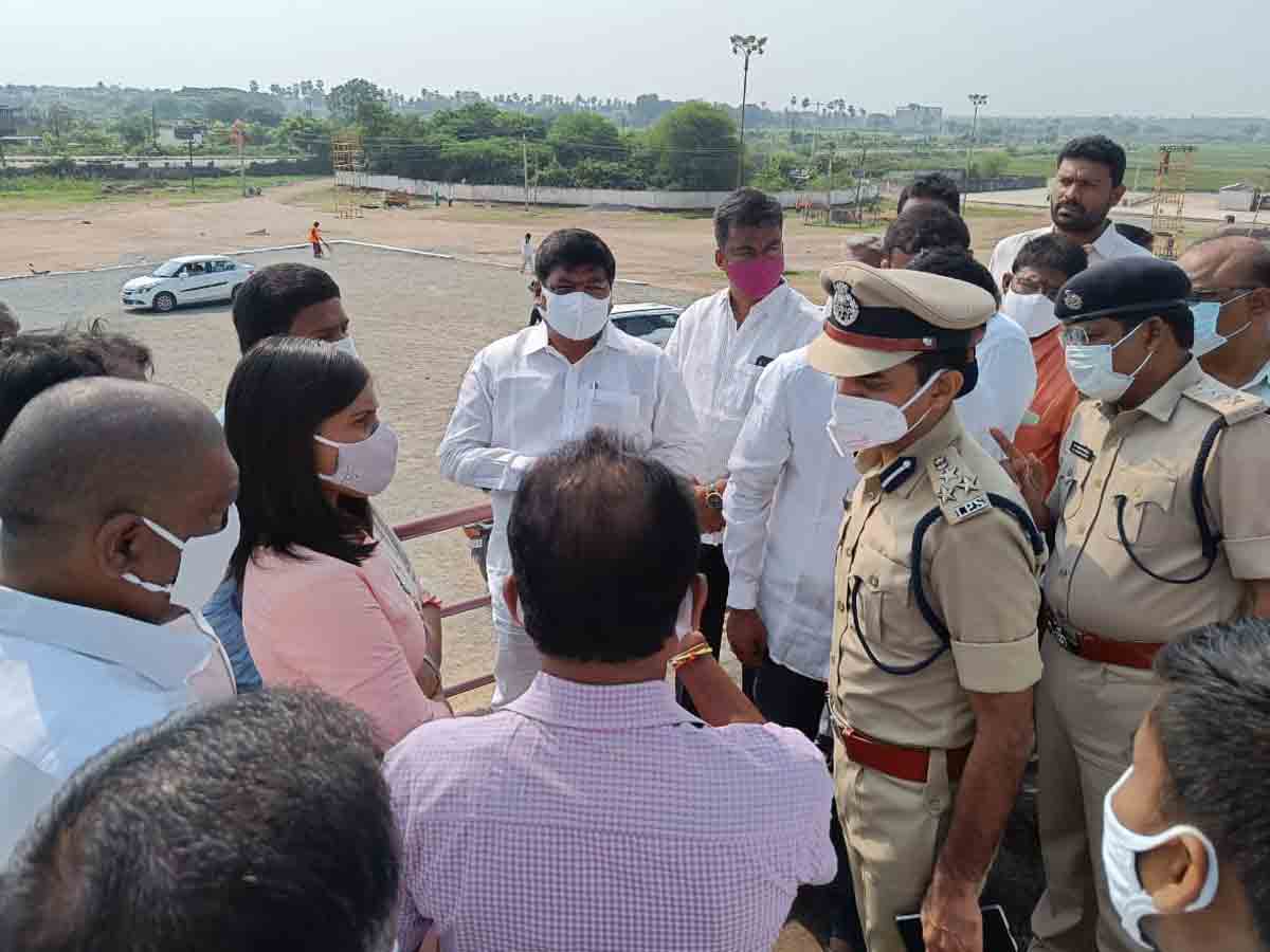 సద్దుల బతుకమ్మ ఏర్పాట్లను పరిశీలించిన ఎమ్మెల్యే నన్నపనేని