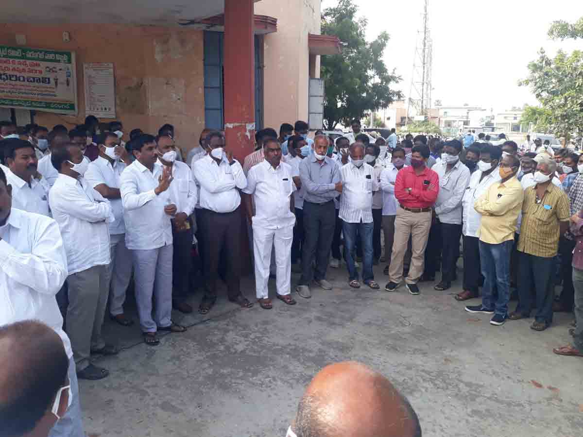 ఎనుమాముల వ్యవసాయ మార్కెట్‌లో అడ్తిదారుల నిరసన