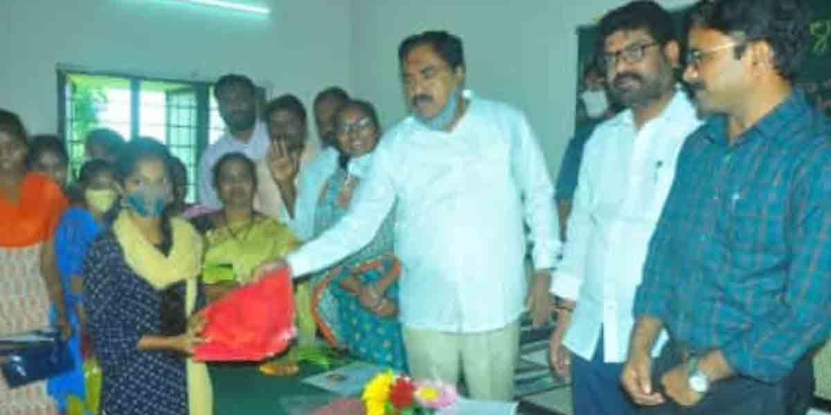విద్యార్థులకు బతుకమ్మ దుస్తులు పంపిణీ చేసిన మంత్రి ఎర్రబెల్లి
