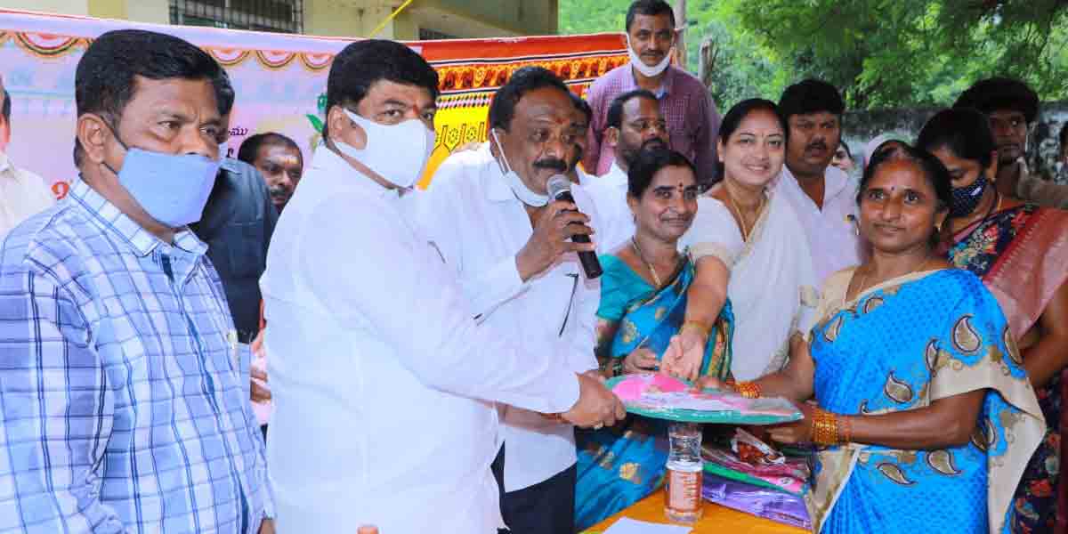 ఆడబిడ్డల ఆనందం కోసమే బతుకమ్మ చీరెల పంపిణీ : ఎమ్మెల్యే నన్నపునేని