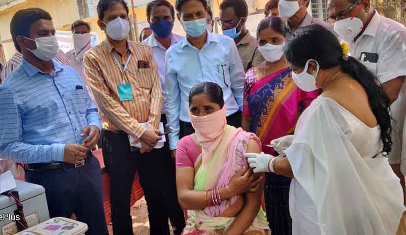 వందశాతం వ్యాక్సినేషన్‌ పూర్తి చేయాలి