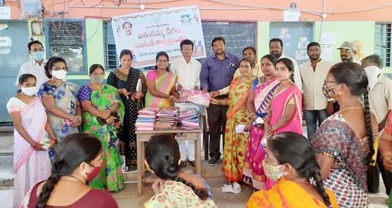 మహిళలకు బతుకమ్మ కానుక