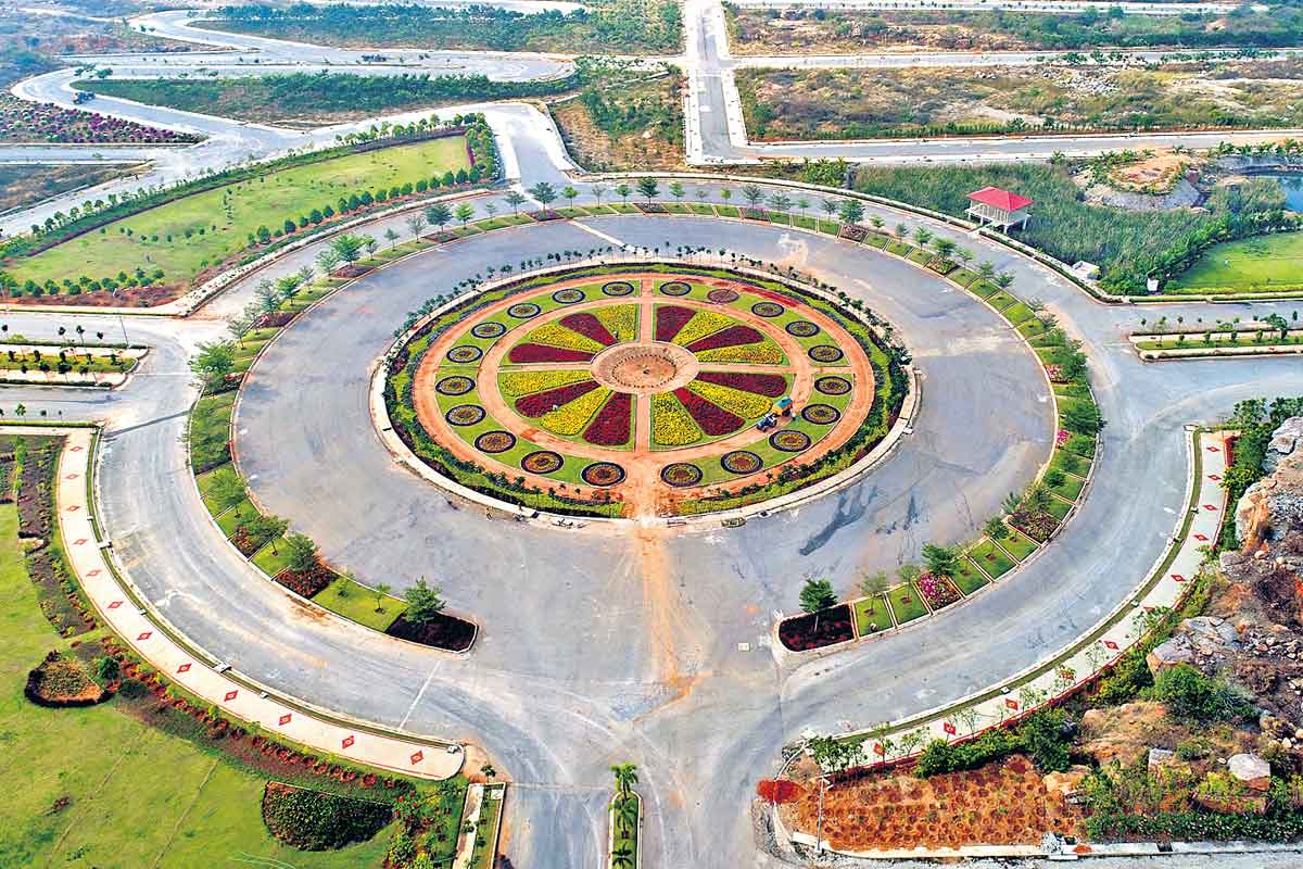 తీరొక్క మొక్కలు.. రంగురంగుల పూలు.. నందనవన యాదాద్రి