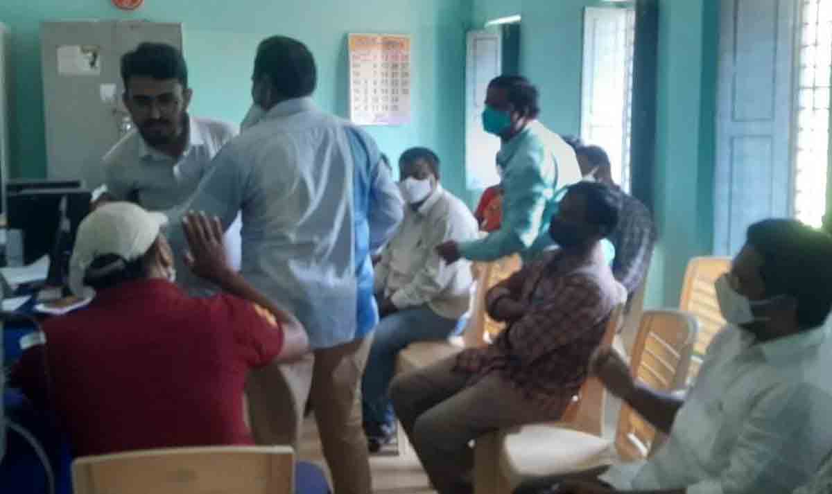 Khammam | తహసీల్దార్ కార్యాలయంలో ఉద్యోగుల వాగ్వీవాదం..