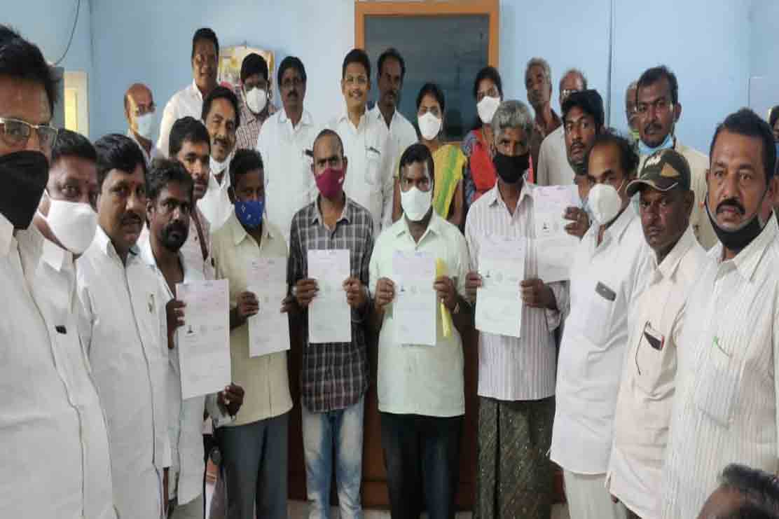 CMRF | సీఎంఆర్ఎఫ్ చెక్కులు పంపిణీ చేసిన జడ్పీచైర్మన్ లింగాల కమల్ రాజు..