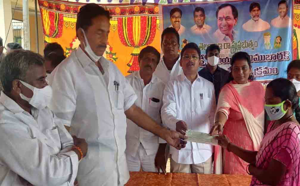 Madhira | కళ్యాణలక్ష్మీ, షాదీముబారక్ చెక్కులను పంపిణీ చేసిన జడ్పీచైర్మన్..