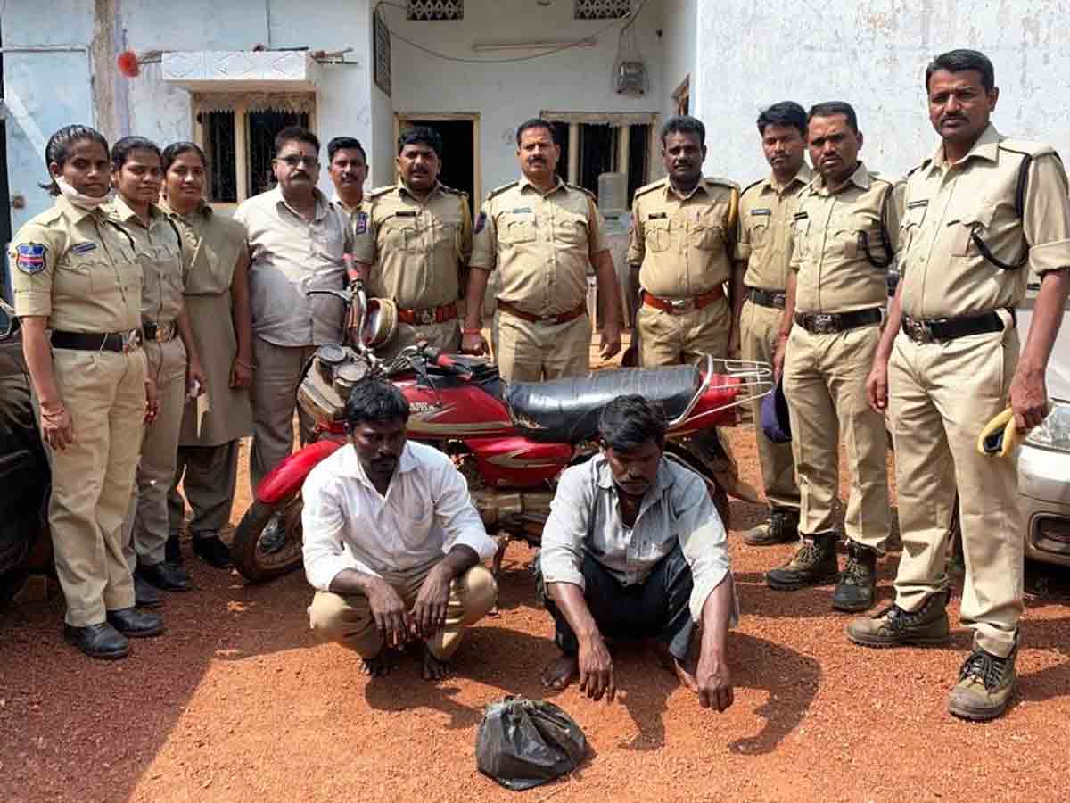 గంజాయి తరలిస్తున్న ఇద్దరు వ్యక్తులు అరెస్ట్‌