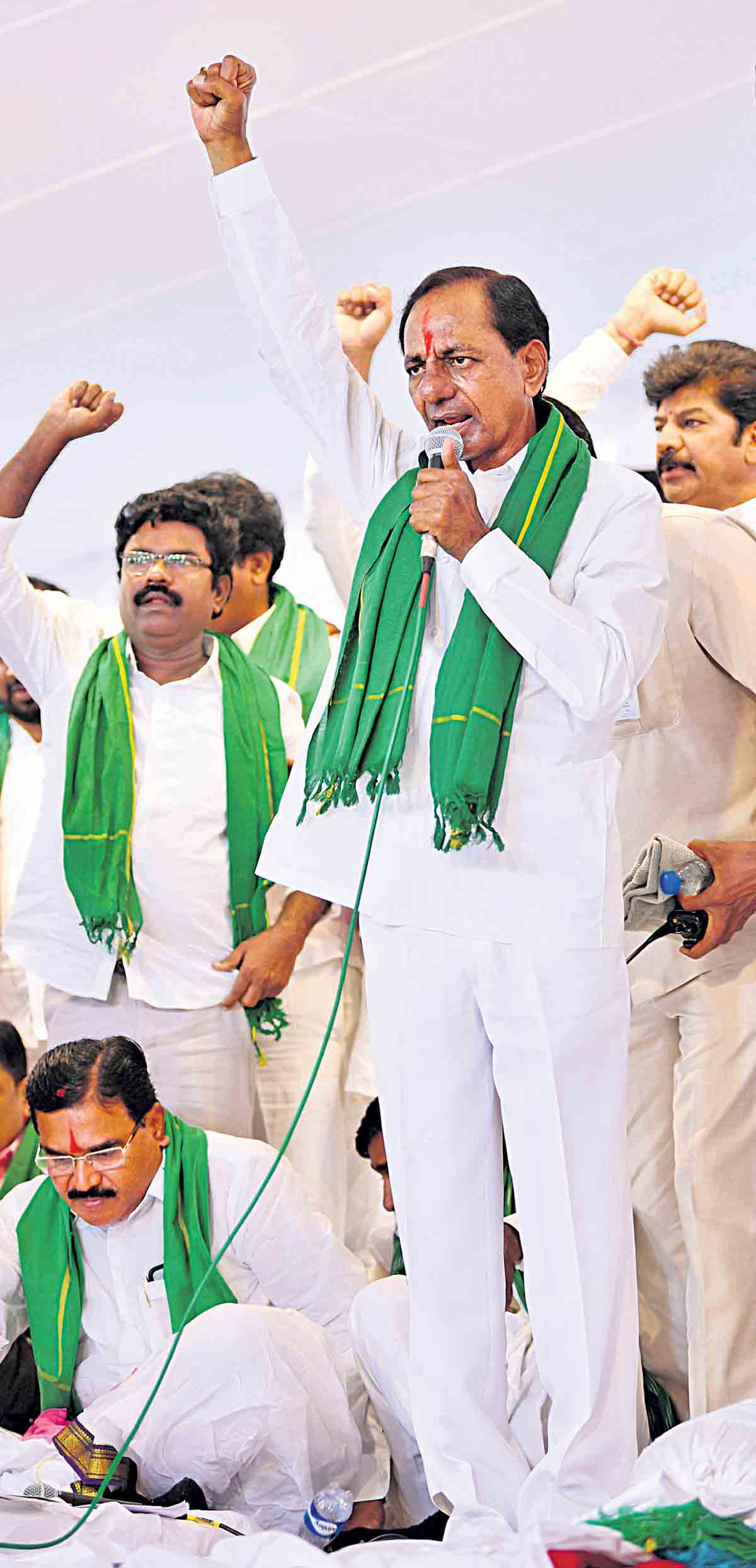 నిలదీస్తూ.. నినదిస్తూ..