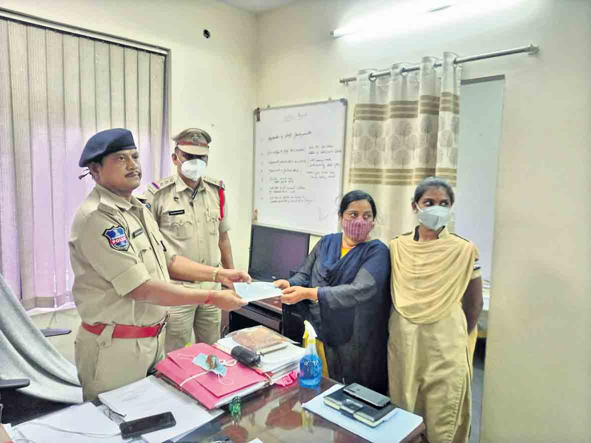 ‘లిఫ్ట్‌’ అడిగి.. స్నాచింగ్‌