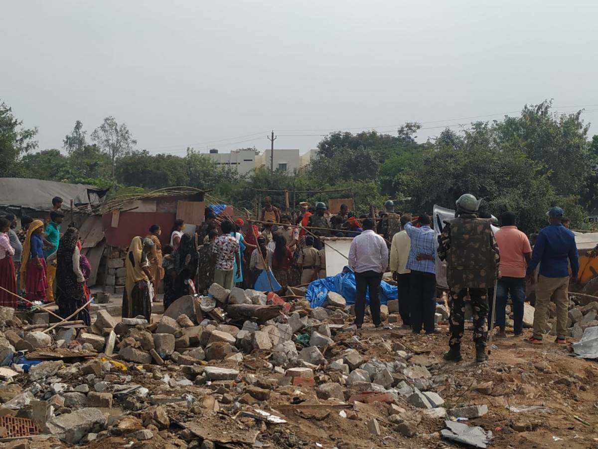 Government land | గోపన్‌పల్లిలో ప్రభుత్వ స్థలంలో వెలసిన గుడిసెల తొలగింపు